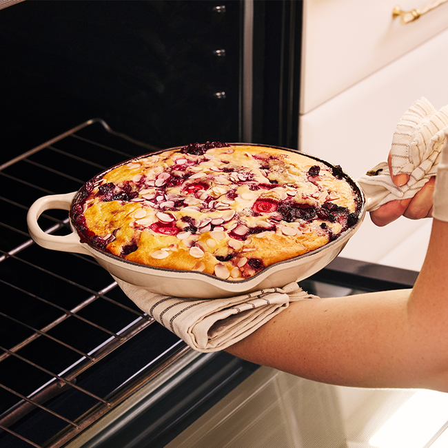 Le Creuset 26cm Signature Iron Handle Skillet - Meringue