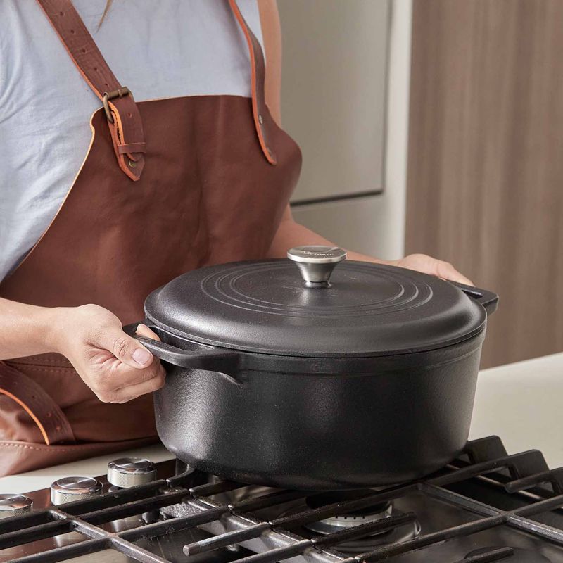 Victoria Cast Iron Dutch Oven - 6.6L