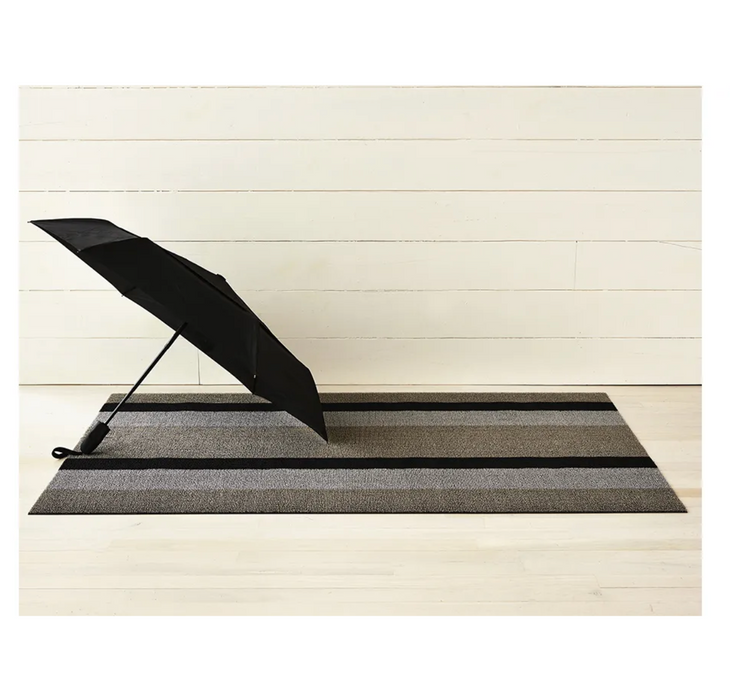 Chiliwich en plein air Shag Large Mat - Bold Stripe / Argent Noir / 36x60"